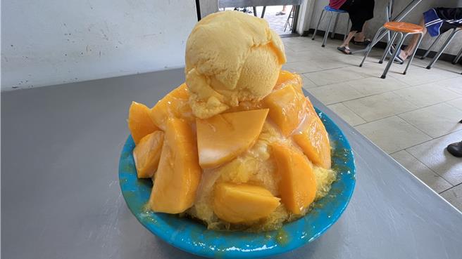 玉井是台湾知名的芒果产地，在地有不少芒果冰专卖店，这几天白天天气炎热，让冰店生意变好。（张毓翎摄）