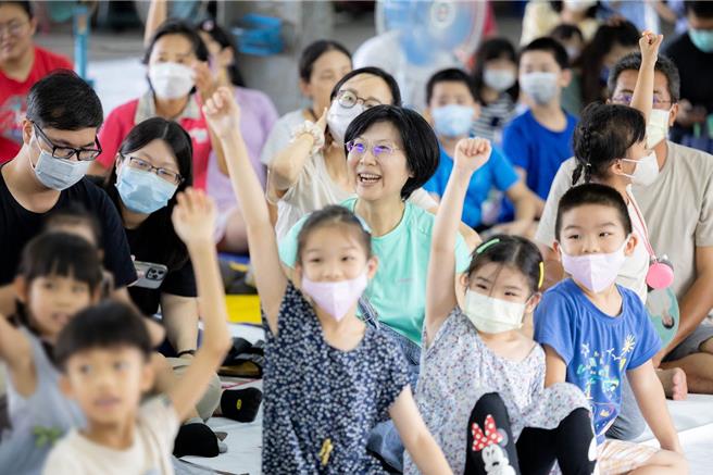 有補教老師近日貼出一對國小兄妹的7天行程表，兩人幾乎全年無休，都在補習、上課及練琴，每日更只睡6小時。立委林岱樺說，將提醒中央及地方主管機關，留意補教業者在社群媒體行銷上是否違反兒權法規定，盼完善保障兒童權利。（林岱樺國會辦公室提供）