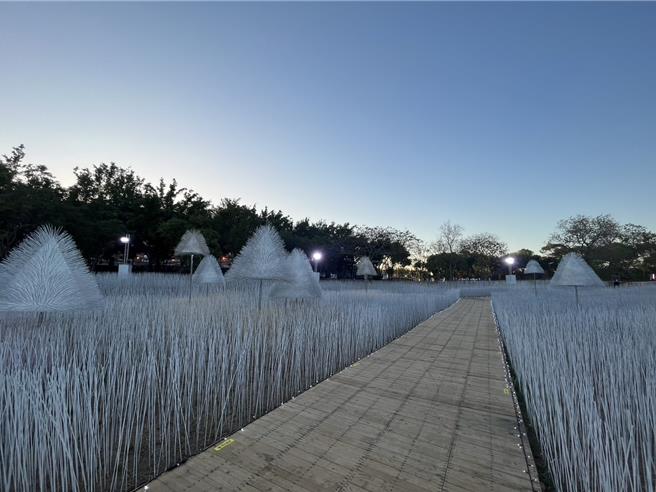 藝術家游文富用50萬支竹籤打造作品「鹽田浮光」，表達台南鹽田意象，引人入勝。（台南市文化局提供／曹婷婷台南傳真）