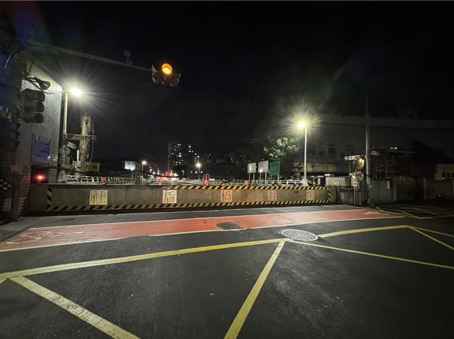 演練時間選擇夜間較不影響民眾通勤的時段，演練結束後隨即開啟恢復通行。（新北市水利局提供）