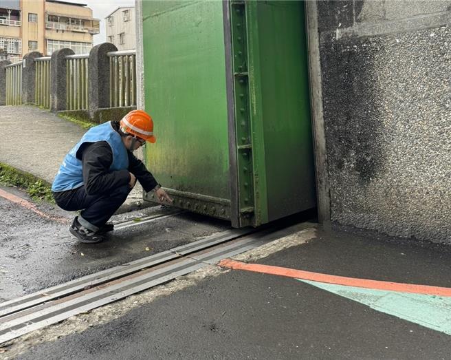 陸閘定期進行例檢作業，確認門框及軌道正常。（新北市水利局提供）