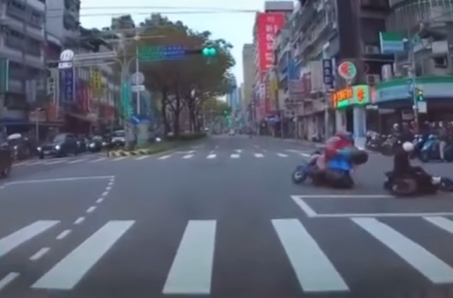 有骑士日前行经新北市板桥区中山路二段与中山路二段505巷路口时，在路口突跨3车道「待转」，惨遭追撞倒地。（图／翻摄自脸书爆废公社二馆）