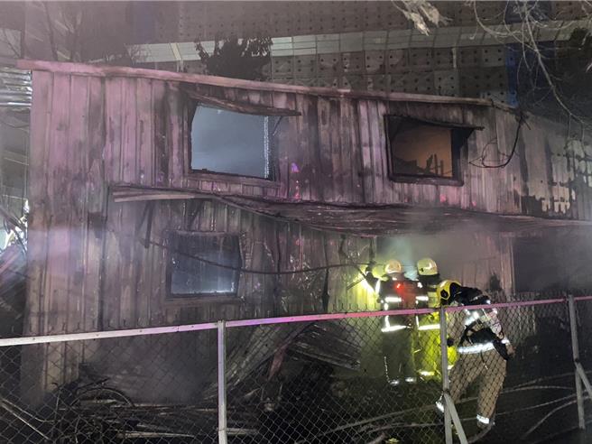 高雄中央公园商圈玉竹一街今晚发生火警，一处2层楼铁皮屋全面燃烧，所幸经抢救后成功扑灭且无人伤亡，但铁皮屋已完全焦黑变形。（消防局提供／任义宇高雄传真）