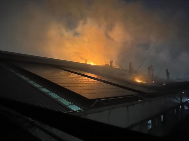 桃園楊梅新榮路一間工廠21日晚間驚傳火警事故。（翻攝照片／蔡明亘桃園傳真）