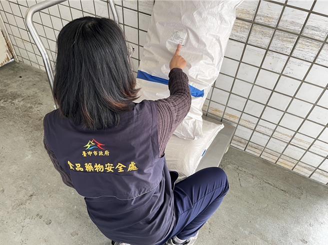 台中市食安处稽查人员前往稽查问题辣椒粉，确认产品批号资料。（台中市政府提供／冯惠宜台中传真）