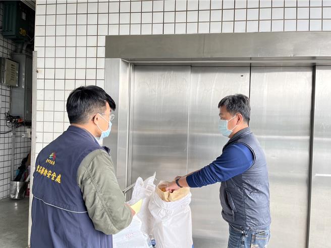 台中市食安处稽查人员至辖内制造工厂抽验问题批号辣椒粉。（台中市政府提供／冯惠宜台中传真）