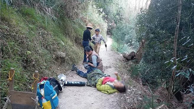 来自台中某旅行社一行含司机18人21日前往尖石司马库斯赏樱，傍晚出现多名团员上吐下泻情况。（竹县消防局提供／邱立雅竹县传真）