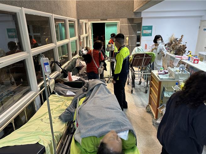 来自台中某旅行社一行含司机18人21日前往尖石司马库斯赏樱，傍晚出现多名团员上吐下泻情况，目前共11人送医救治。（竹县消防局提供／邱立雅竹县传真）