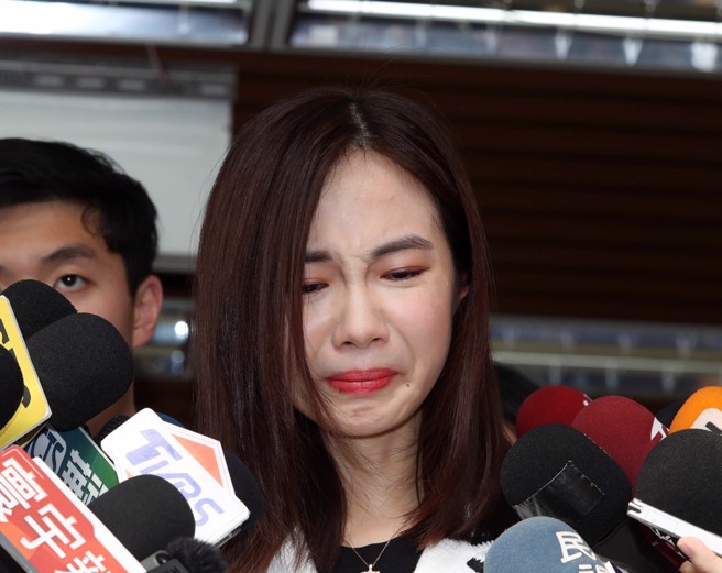 杨宝桢（图）辞去民眾党立法院党团副主任、民眾党发言人职务，于19日在立法院受访时不舍落泪。（资料照，刘宗龙摄）