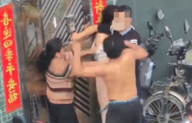 父亲偷吃儿子女友被抓包，竟护女方掌掴妻子，一旁的儿子看不下去也加入战局。（图／翻摄自微博）