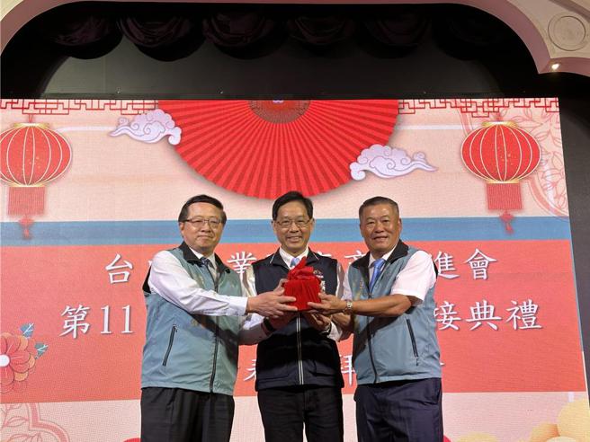 台中市工業區廠協會新任理事長楊昆南（右一），21日在台中市經發局長張峯源（中）監交下，從卸任理事長江舟致（左一）手中，接下印信後，正式走馬上任。（圖／劉朱松）