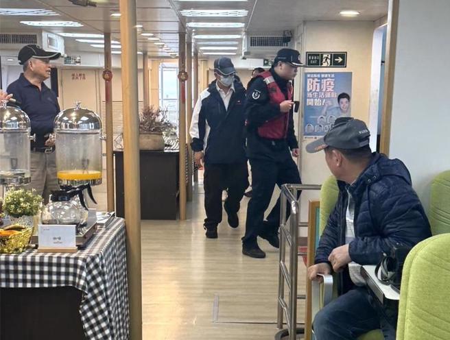 福建海警局19日下午强制登船临检约30分。（民眾提供）