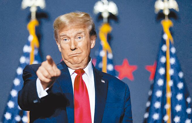 川普在14日的造势大会上，再度重申不会出兵保护北约那些国防预算不到GDP2%要求的国家。（路透）