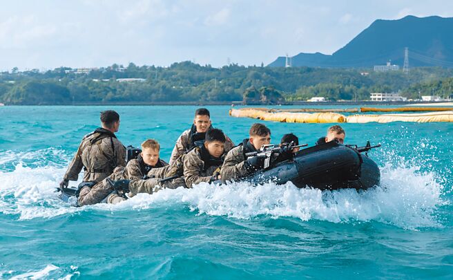 日本《共同社》20日报导，日本政府为应对台海突发状况，决定由熊本县八代市接纳冲绳县多良间村疏散居民，计画将在3个月内完成。整个冲绳县先岛群岛的撤离计画，则力拚在2024年内制定完成。图为美国海军陆战队在日本冲绳的施瓦布营地进行船只突袭演习。（摘自美军陆战队推特）