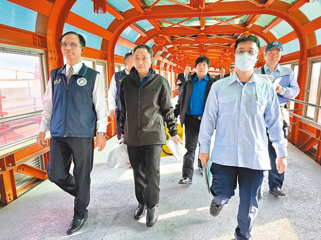 陆籍渔船翻覆事件，2名生还渔工王元祥和徐仲安，在海巡署与晋江市红十字会协助下，经小三通遣返回大陆，但陆红会拒签遣返文件。（于家麒摄）