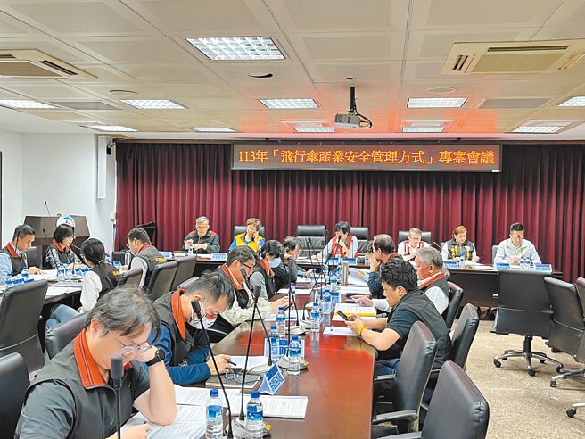 花莲县去年发生民眾玩飞行伞摔死意外，县内5家列管业者已停业，县议会20日开专案会议，要求县府尽快制订自治条例，除让业者能合法赚取观光财，也可保障消费者权益。（王志伟摄）