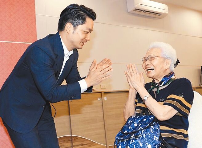 台北市政府研擬把敬老卡搭乘國道客運、台鐵範圍擴至北北基桃宜，同時也將提高85至98歲長者致送重陽敬老禮金額度。（本報資料照片）