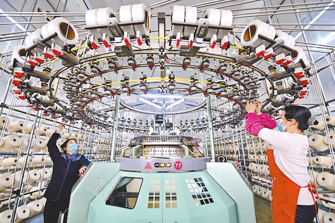 大陸證監會近日連開十多場座談會，聽取各界對提振金融市場的意見，許多省市開春後的首場會議，皆聚焦經濟發展。圖為江西省九江市一家紡織集團的工廠，工人正在生產線上作業。（新華社）