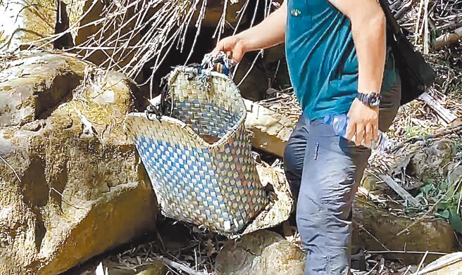 謝姓警員與范姓表哥18日上山打獵卻中彈身亡，檢警20日搜山發現被丟棄的竹簍，竹簍裡裝有飛鼠等獵物，應為謝男所有。（民眾提供／楊靜茹南投傳真）