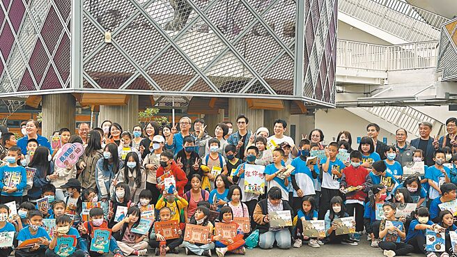 寶桑教育基金會20日辦理文化種子萌芽計畫，邀請台東縣長濱鄉6所國中小350名師生體驗各項藝文活動。（蔡旻妤攝）