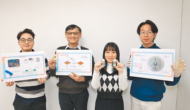 高雄大学化材系特聘教授锺宜璋（左二）率领学生研发出「仿贻贝可再生抗菌涂料」，可帮助民眾对抗病菌。（高雄大学提供／林瑞益高雄传真）