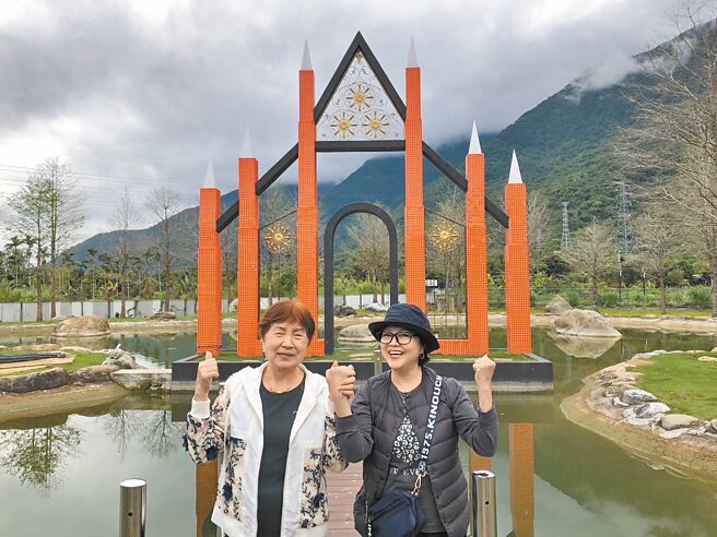 紀寶如（右）透露81歲的媽媽黃月加（左）在年前離世，如今已辦好告別式。（紀寶如提供）