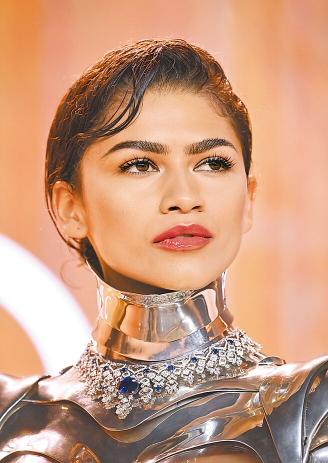 寶格麗代言人辛蒂亞扮機械人佩戴寶格麗藍寶石項鍊，風格前衛時尚。（BVLGARI提供）