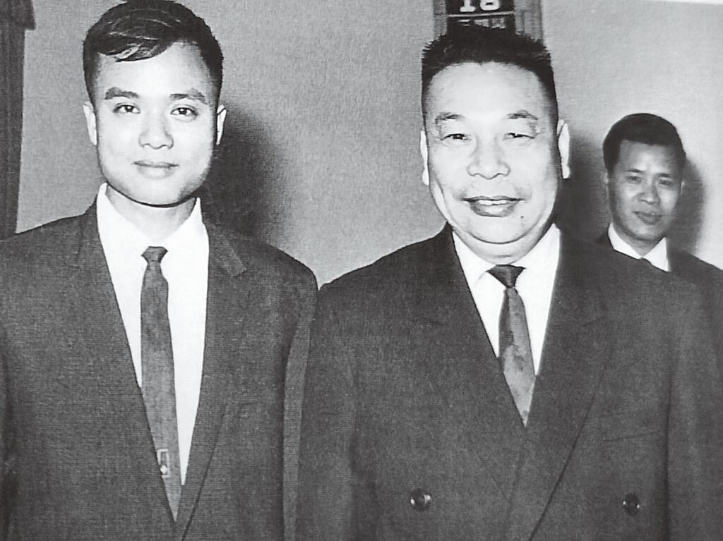 1964年11月，馮馮為蔣經國翻譯後合影。（季季提供）
