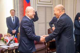 韓國瑜見日本駐台代表「摸光頭」！幽默1句話逗笑全場