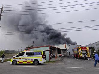 桃園汽車零件鐵皮倉庫大火「大量濃煙竄出」景象駭人