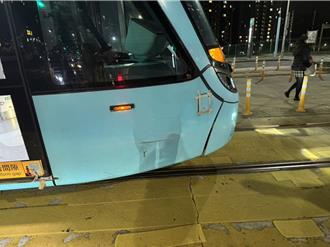 阿北開車顧聊天  沒留意輕軌列車就這麼撞上去