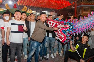 苗栗市火旁龍活動登場 炸出好采頭