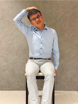 过年追剧打牌这里痛那里痛 3招伸展操缓解久坐肩颈酸痛