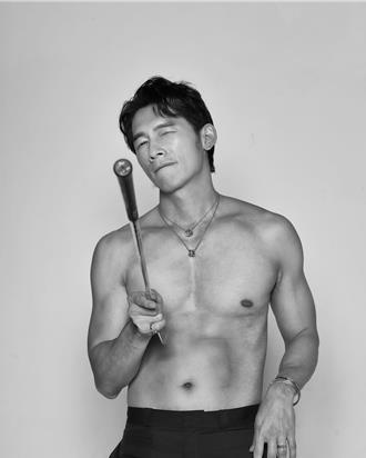 温昇豪脫了！ 冰塊腹肌見客 赤裸照鏡想留住46歲的樣子
