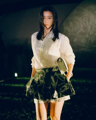 倫敦時裝周》全智賢不畏寒短褲亮相 泰星Bright追星興奮到模糊