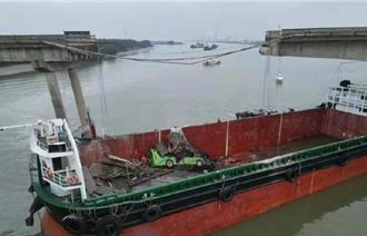 廣州瀝心沙大橋被撞瞬間曝光 撞擊橋墩貨船約5000噸