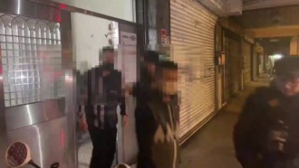 34人挤20坪套房对赌 北市警破天九牌赌场