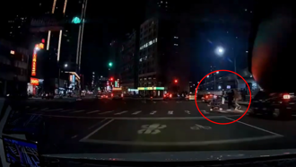 紅燈是帝王行人光明燈？一家子推娃娃車硬闖 駕駛嚇壞急禮讓