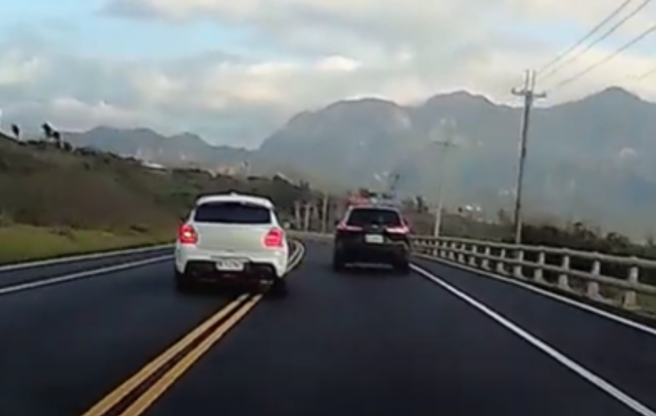 有輛轎車行駛在花東海岸公路上時，竟敢直接將警車超掉，但警車仍無將違規車輛攔下，影片在網上曝光後，網友也感到不可思議。（ 圖／ 翻攝自「WoWtchout-地圖型行車影像分享平台」）