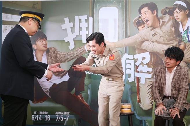 绿光创艺舞台剧《押解-菜鸟警察vs老扒手》，改编自文学大师段彩华经典小说《押解》，将在今年5月重新演出。（杜宜谙摄）