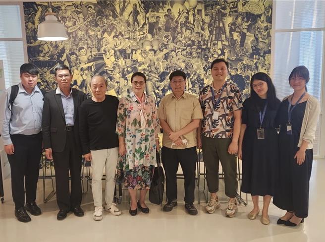 會研基金會董事長王怡心（中）、Black Sun 公司勞萬成先生（Uantchern Lon， CEO of- Asia pacific ）（王怡心右邊黃衣者）、前新加坡內部稽核協會理事長Eric Lim(王怡心左邊黑衣者）、周世昊執行長、王柏舜研究員（Eric旁邊二位），以及Black Sun ESG專家合照。（會研會提供）