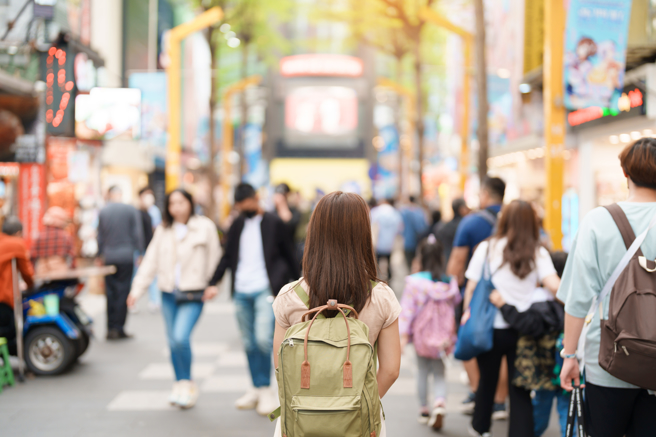 女性在藥妝店購買衛生棉等生理用品，店家會提供紙袋。（示意圖，shutterstock／達志）