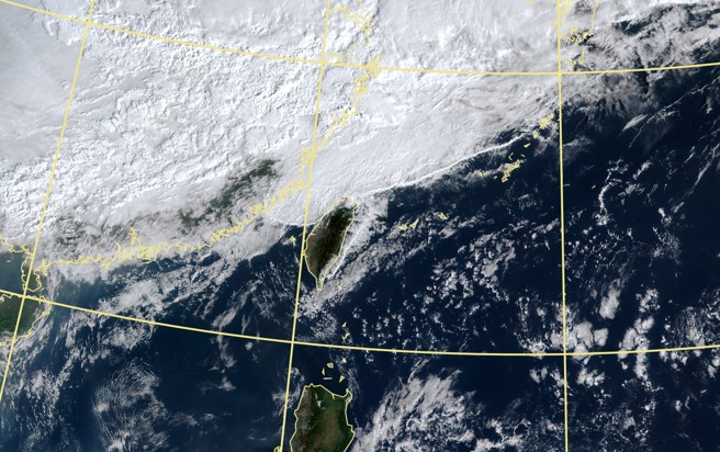 郑明典一早在脸书贴出卫星云图，表示有2条清楚的云线，北部快要变天了。（中央气象署提供）