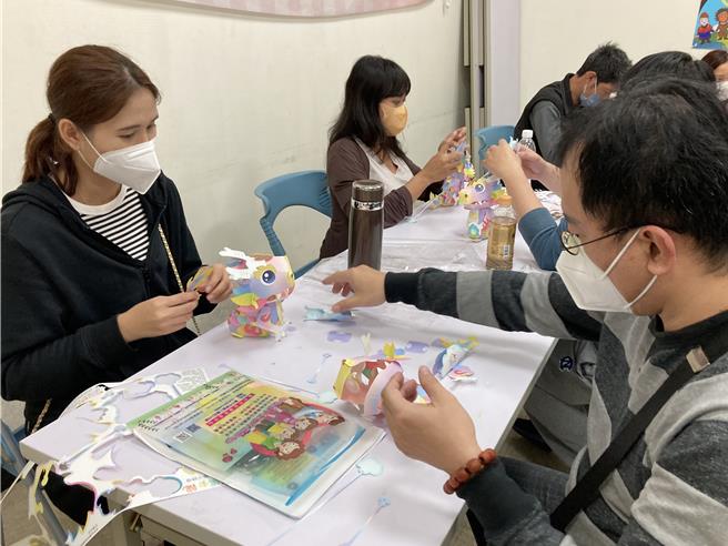 移民署中区事务大队台中市第二服务站昨举办新住民家庭教育课程「有爱龙好，欢庆元宵」活动。（台中市第二服务站提供）