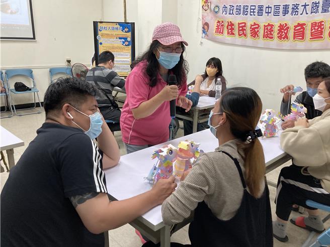 移民署中区事务大队台中市第二服务站昨举办新住民家庭教育课程「有爱龙好，欢庆元宵」活动。（台中市第二服务站提供）