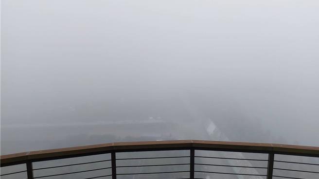 受到天候状况影响，基隆港22日一早就出现浓雾，由于能见度受限，一度宣布封港。（基隆港务分公司提供／张志康基隆传真）