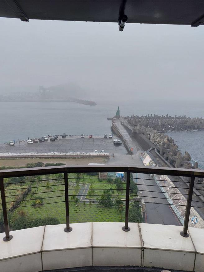 随着浓雾逐渐消散，22日上午8时04分，基隆港的能见度逐渐恢復，基隆港务分公司才解除进出港管制。（基隆港务分公司提供／张志康基隆传真）