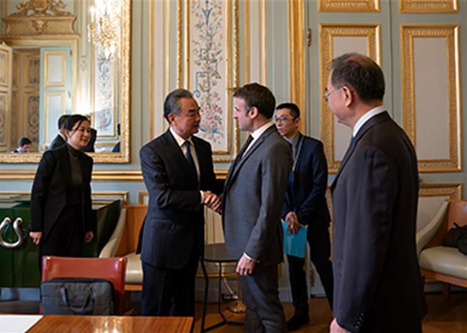 王毅出席慕安会访西班牙法国后受访称陆将坚定做动盪世界中的稳定力量。图为王毅会见法国总统马克宏。（大陆外交部）