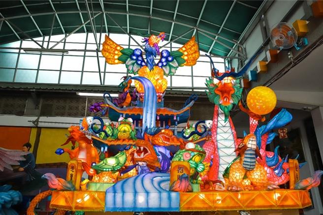 在台北监狱服刑的性侵犯李宗瑞与4名狱友花费8个月时间创作的「普罗民遮庆繁荣」花灯作品获得特优。李宗瑞已连续第三年参赛得奖。 （民眾提供）