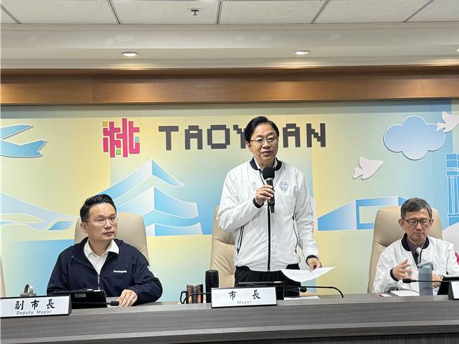 张善政说，桃园铁路地下化预计于2030年完成，届时将释出长达16公里的路廊空间，他期许以巴黎香榭大道为目标，积极实现城市美学。(蔡依珍摄)